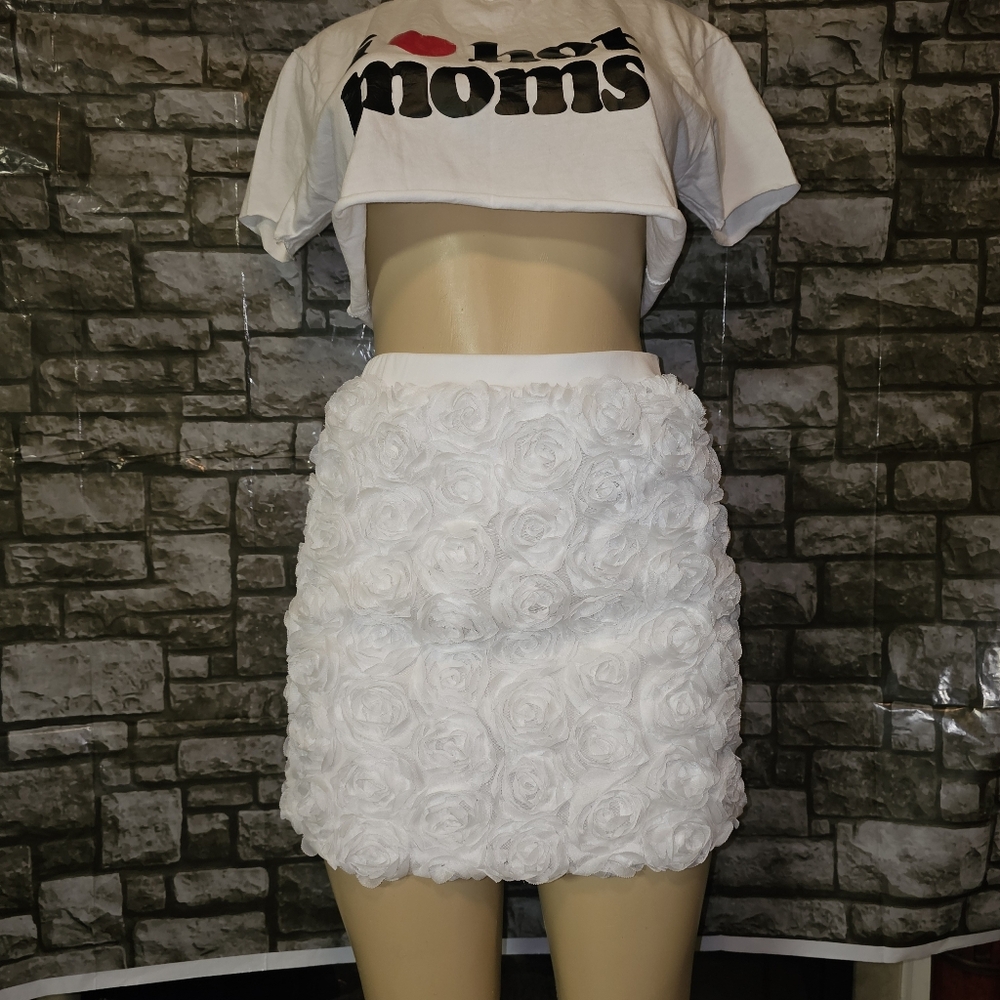 NWT. White Textured Rose Skirt. - Picture 5 of 7